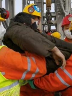 11 mineros fueron rescatados luego de quedar atrapados hace dos semanas en una mina de oro en China.