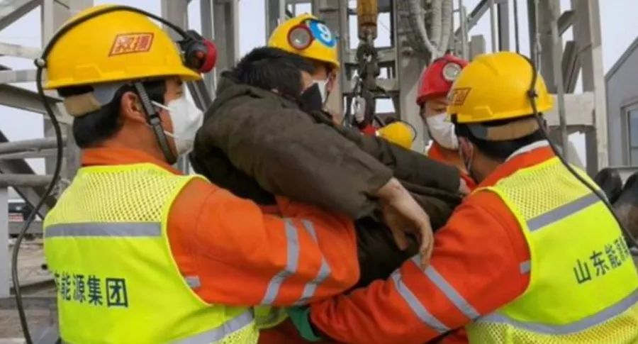 11 mineros fueron rescatados luego de quedar atrapados hace dos semanas en una mina de oro en China.