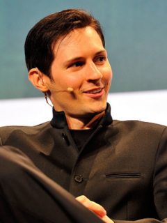Pável Dúrov, quien ha terminado por convertirse en uno de los empresarios más famosos del mundo digital, arremetió contra Apple pues considera que la compañía que fundó el fallecido Jobs tiende a restringir la privacidad de los usuarios.