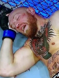 McGregor con dificultad para caminar en muletas luego de ser noqueado por Poirier en la UFC