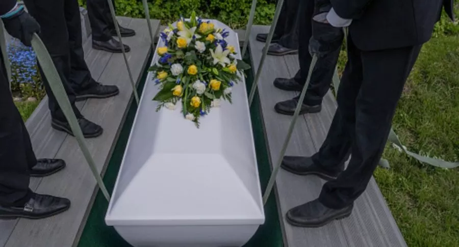 Ataúd, ilustra nota de hacen entierro de anciana en España, pero apareció viva 10 días después
