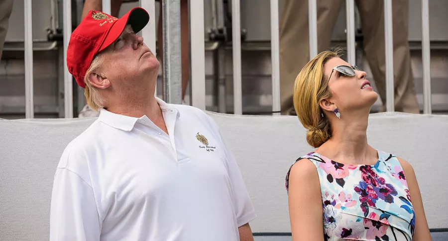 Donald e Ivanka Trump, ilustran nota de pancartas con críticas a Trump en su campo de golf