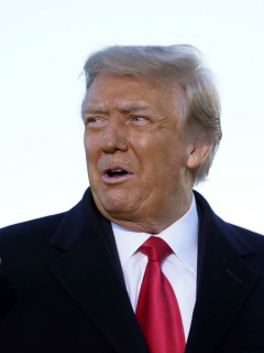 El expresidente de Estados Unidos Donald Trump, cuyo juicio político comienza este 25 de enero, habla antes de abordar el Air Force One en la base conjunta Andrews en Maryland el 20 de enero de 2021.