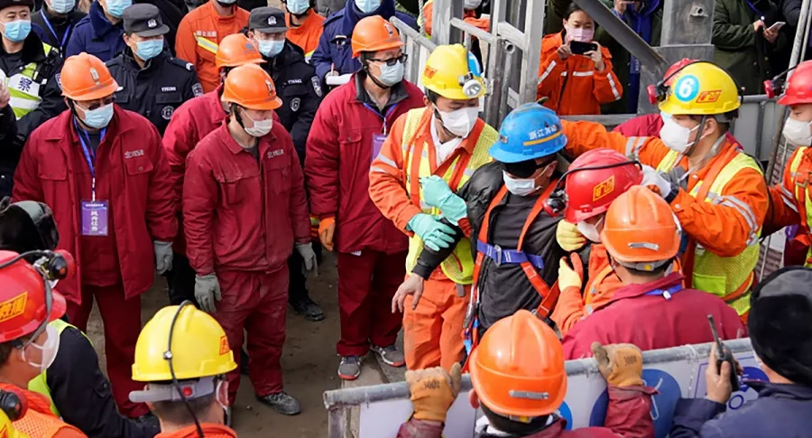Imagen del rescate de unos de los mineros en una mina de oro en Qixia ilustra artículo China: hallan muertos a 9 mineros que faltaban por rescatar