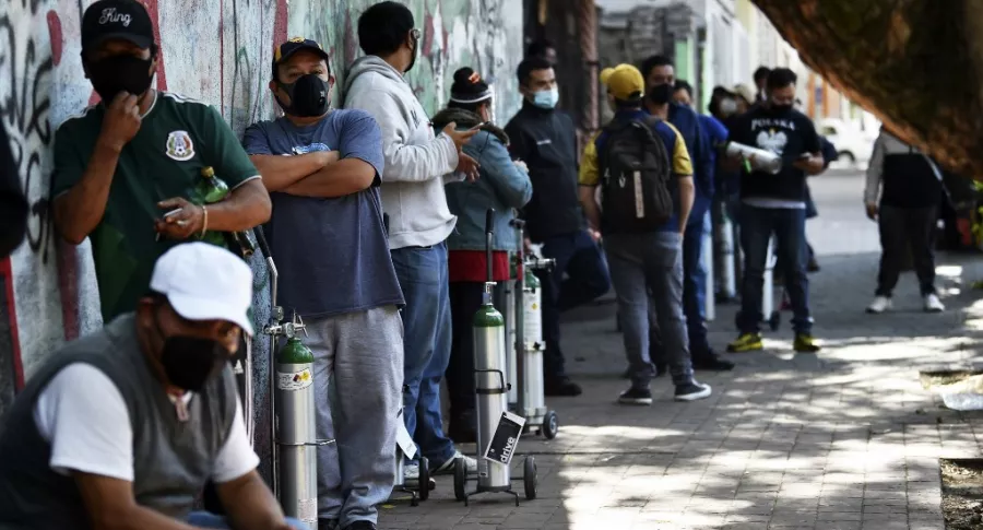 Decenas de mexicanos hacen filas de hasta 5 horas para conseguir recargas de oxígeno que solo duran una hora
