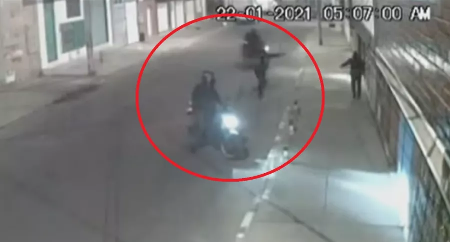 Video: Tres delincuentes golpean y atracan a una mujer, en sur de Bogotá