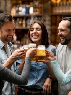 Personas toman cerveza, ilustra nota de Colombia es el país con menos borrachos en el mundo, dice encuesta