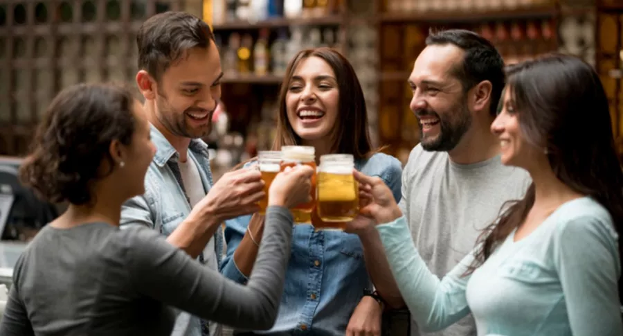 Personas toman cerveza, ilustra nota de Colombia es el país con menos borrachos en el mundo, dice encuesta