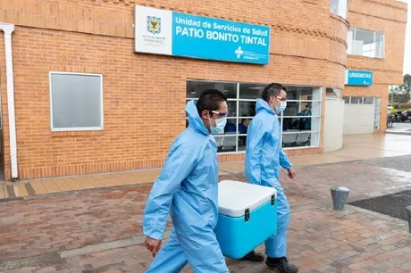 En el simulacro se mostró el proceso de cómo se transportan las vacunas en las cajas con la temperatura adecuada y se entregan en cada uno de los puestos de vacunación / Alcaldía de Bogotá.