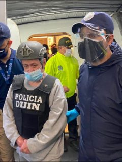 Hernán Giraldo Serna, deportado de EE. UU., tiene delitos pendientes en Colombia por secuestro, homicidio, desapariciones y desplazamientos forzados, violación y masacres.