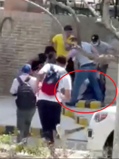Hombre agarran a patadas al presunto ladrón, mientras otros acuden a apoyar el linchamiento.