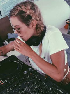 Natalia París organizaba una fiesta en medio del mar y decía que quienes asistan habrán tomado dióxido de cloro.