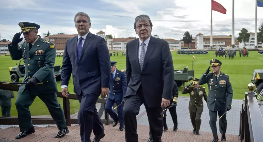 El presidente Iván Duque y el ministro de Defensa Carlos Holmes Trujillo, durante un evento militar.