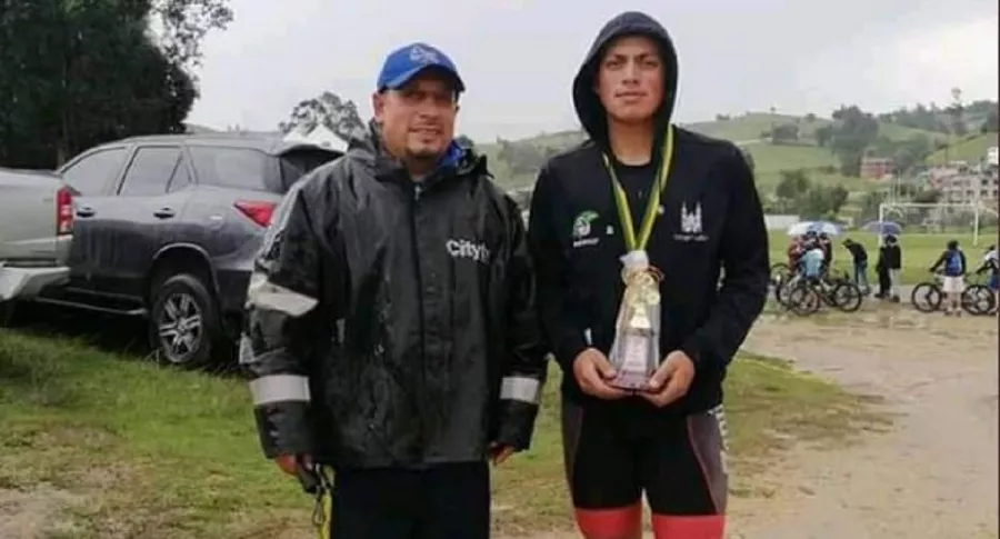 Daniel Pedraza Castillo (der.), joven promesa del ciclismo colombiano, murió luego de ser embestido por un bus intermunicipal mientras entrenaba. 