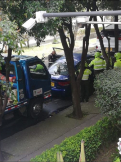 Imagen con la que denuncian procedimiento de inmovilización de un vehículo en el norte de Bogotá
