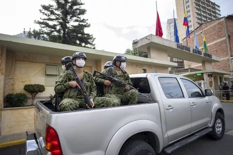 El carro fúnebre recogió los restos de Trujillo en el ala norte del Hospital Militar / AFP. 