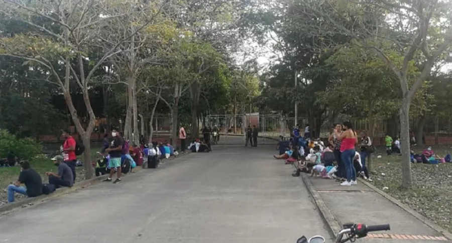 Imagen de varios de los ciudadanos extranjeros que se apostaron en la terminal de Arauca a la espera de un bus para viajar