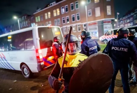 "Uno no se rinde ante la gente que rompe los escaparates de las tiendas", dijo el ministro de Finanzas holandés Wopke Hoekstra / AFP.