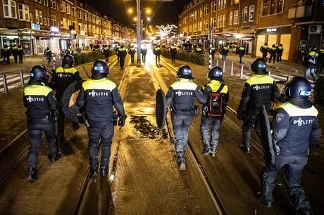 La policía holandesa anunció el martes que detuvo al menos a 184 personas por su participación en los disturbios/ AFP.
