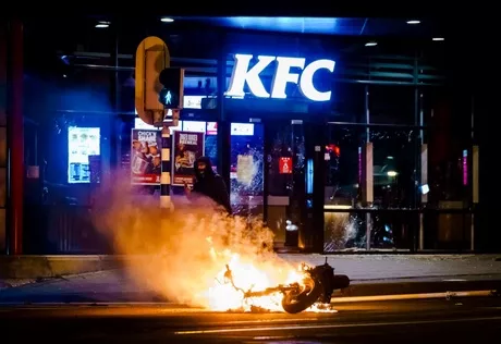 Los manifestantes saquearon tiendas e incendiaron automóviles en varias ciudades, entre ellas Rotterdam, Amsterdam y La Haya / AFP.
