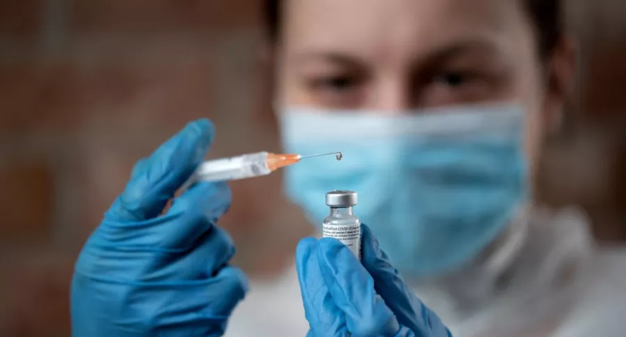 Una trabajadora de la salud prepara una de las vacunas para el coronavirus causante del COVID-19.