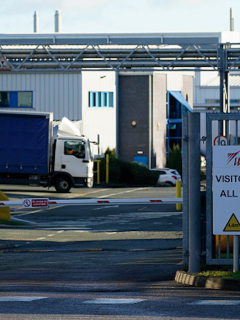 Evacúan sede de AstraZeneca por amenaza de bomba en Reino Unido