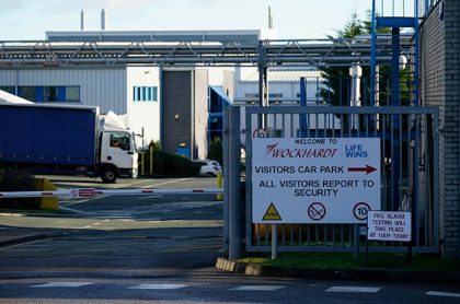 Evacúan sede de AstraZeneca por amenaza de bomba en Reino Unido