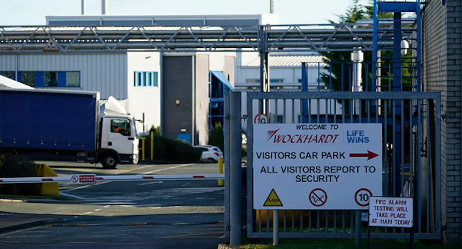 Evacúan sede de AstraZeneca por amenaza de bomba en Reino Unido