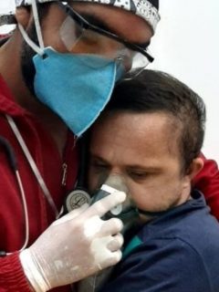 Raimundo Nogueira Matos, enfermero brasileño, abrazó a un paciente COVID-19 con síndrome de Down para calmarlo.