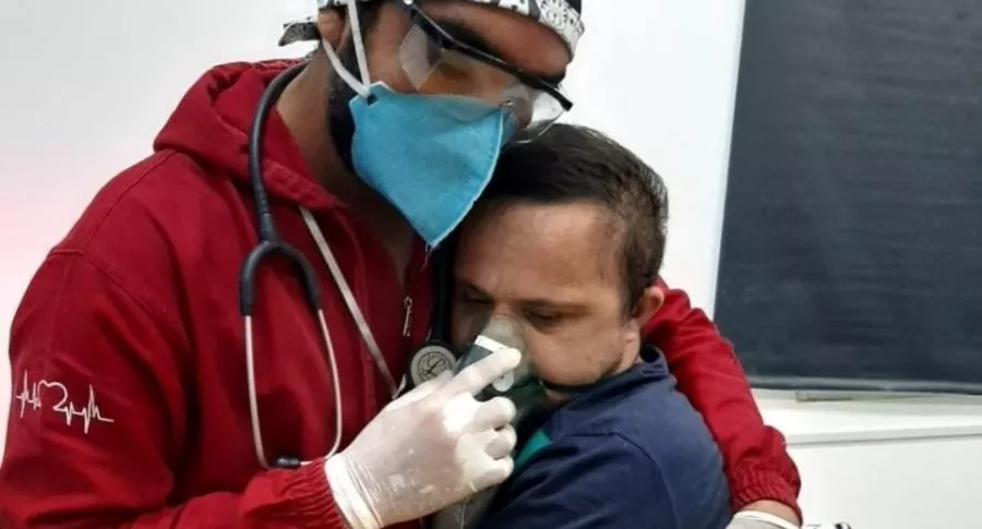 Raimundo Nogueira Matos, enfermero brasileño, abrazó a un paciente COVID-19 con síndrome de Down para calmarlo.