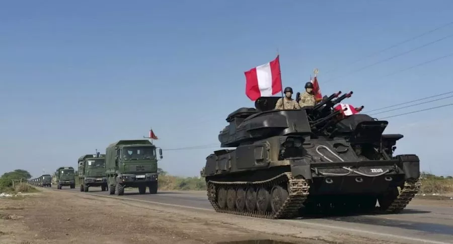 Tanque de guerra de ejército de Perú, país que militariza frontera con Ecuador para frenar entrada de venezolanos