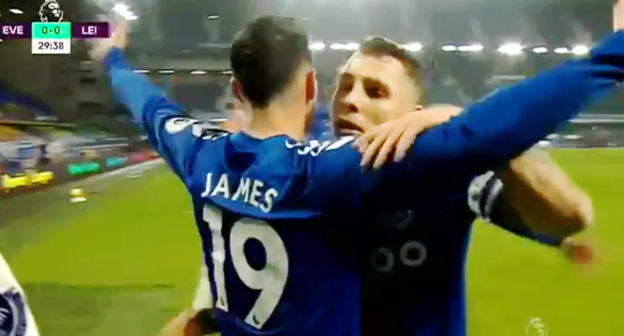 Gol de James Rodríguez con el Everton ante Leicester en Liga Premier.