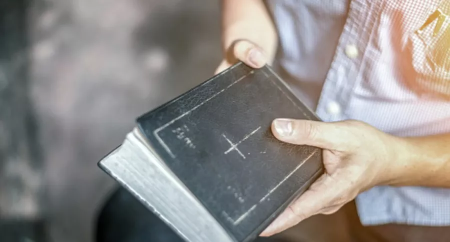 Hombre con Biblia en mano, ilustra nota de líder de secta que cree que Jesús llegará renunció a Uniatlántico