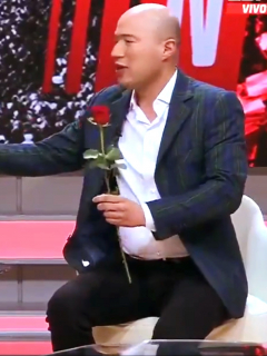 Flores del ‘Patrón’ Bermúdez para Melissa Martínez en vivo por TV