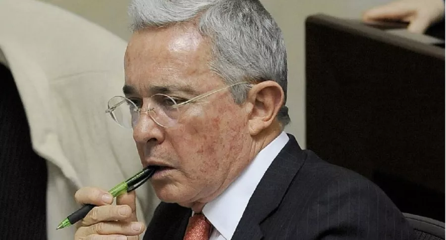 El exsenador Álvaro Uribe Vélez, imputado por presunta manipulación de testigos.