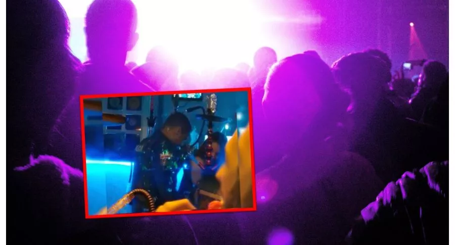 Video del policía bailando en un bar de Medellín con el uniforme y la pistola.