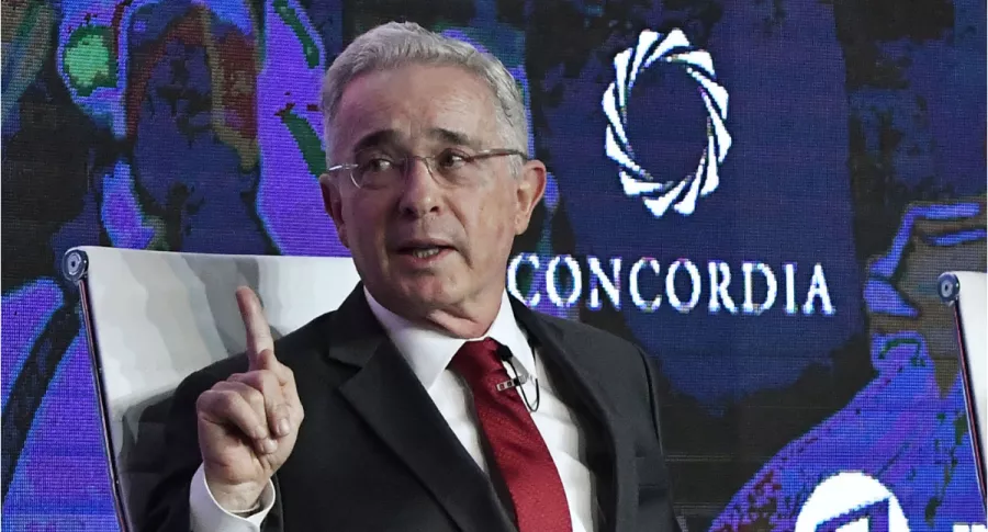 El expresidente Álvaro Uribe Vélez donó parte de su salario como senador de Colombia.