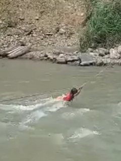 Imagen de la niña que tuvo que cruzar por caudaloso río en Risaralda.