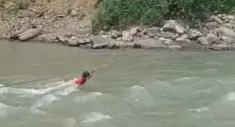 Imagen de la niña que tuvo que cruzar por caudaloso río en Risaralda. 