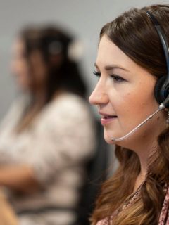Foto de call center ilustra nota sobre Claro: ofertas de empleo en Colombia; vacantes para ingenieros y más.