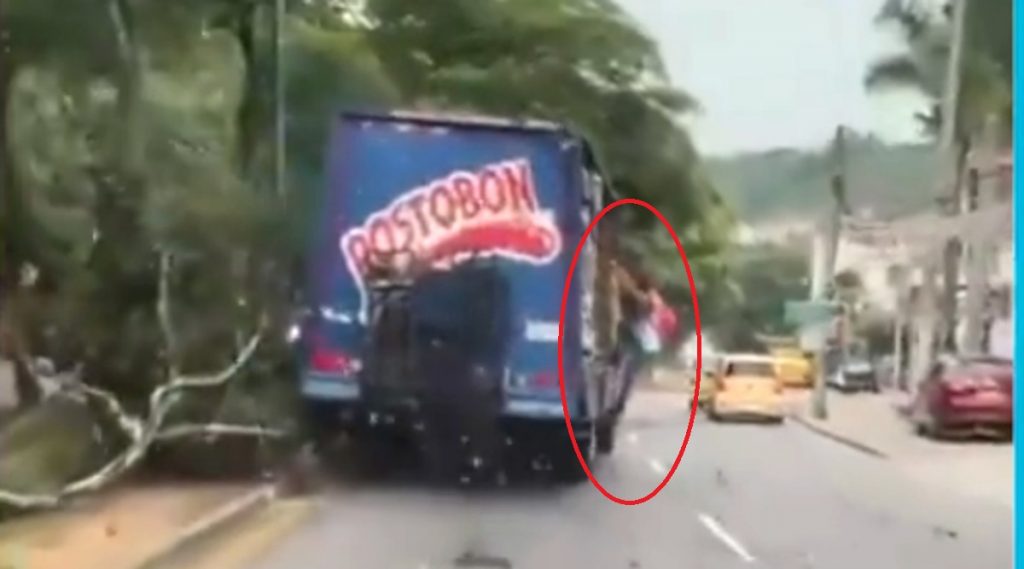 @pulzo_col / Camión sin frenos, en Bucaramanga