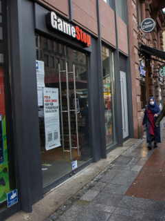 Aunque, literalmente, nadie daba un peso por GameStop, las acciones de la empresa han crecido desproporcionadamente en los últimos días. ¿Por qué?