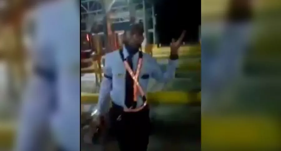 Video: vigilante intimida con arma a conductor que no quería pagar peaje