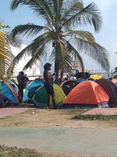 Migrantes en Necoclí no reciben ayudas para que los dejen pasar frontera