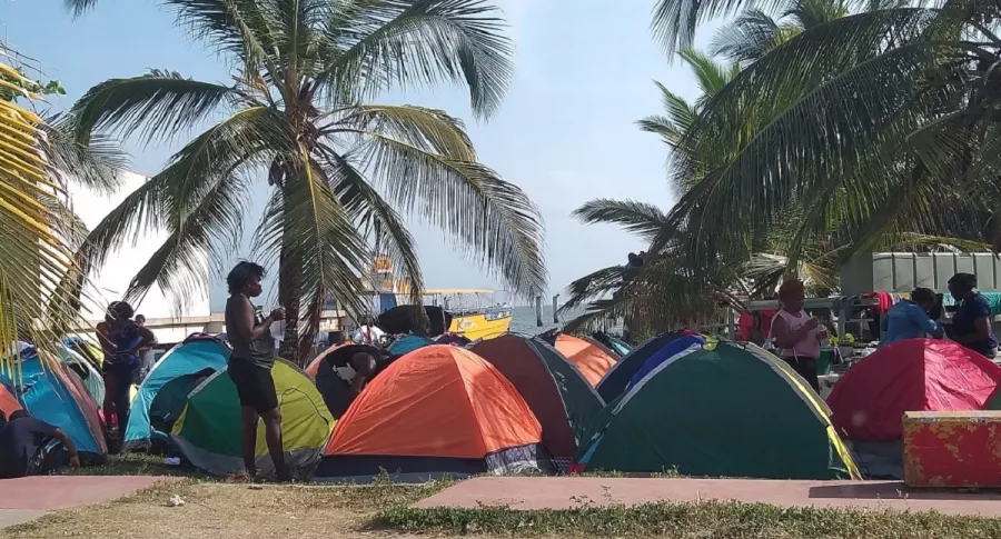 Migrantes en Necoclí no reciben ayudas para que los dejen pasar frontera