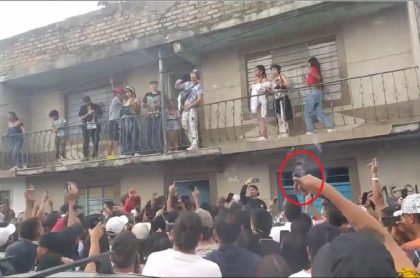 Imagen del momento en que el rapero 'Cejaz Negraz' sale al balcón y canta para complacer a jóvenes en Popayán