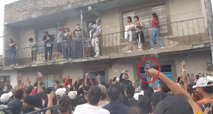 Imagen del momento en que el rapero 'Cejaz Negraz' sale al balcón y canta para complacer a jóvenes en Popayán