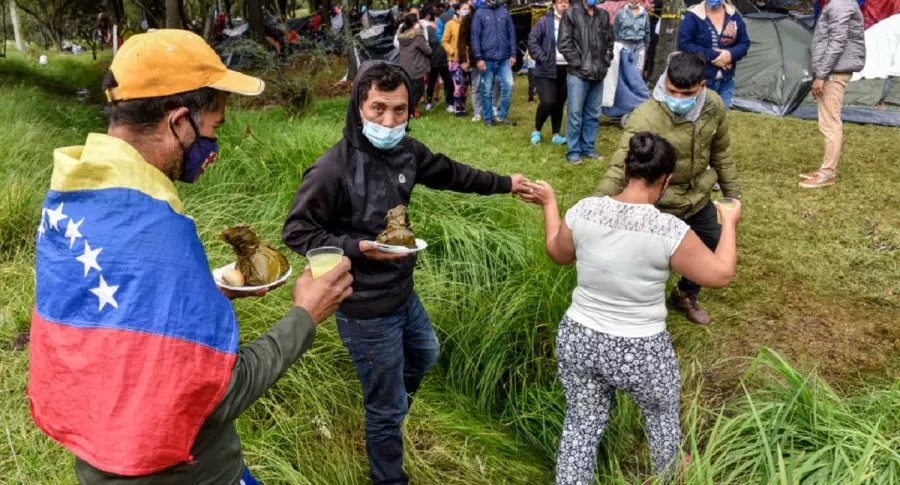Migrantes venezolanos en Bogotá durante la pandemia del coronavirus en junio de 2020, año en que la cantidad de estos ciudadanos radicados en Colombia se redujo en relación con el 2019.