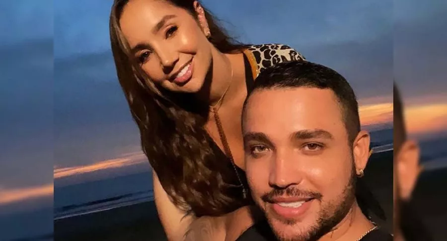 Jessi Uribe y Paola Jara, sobre quien las hijas del cantante dijeron cómo es su relación con la artista, en una foto en la playa tomada en enero de 2021.