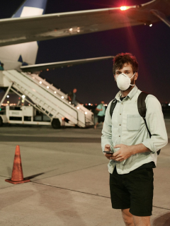 Ilustración de hombre en aeropuerto, a propósito de llegada a Bogotá de vuelo desde Leticia